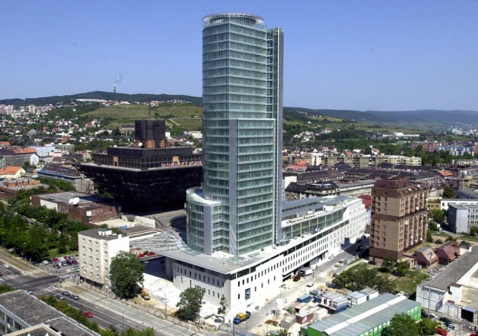 Evakuálni kellett a Szlovák Nemzeti Bankot, átkutatták mind a 33 emeletét