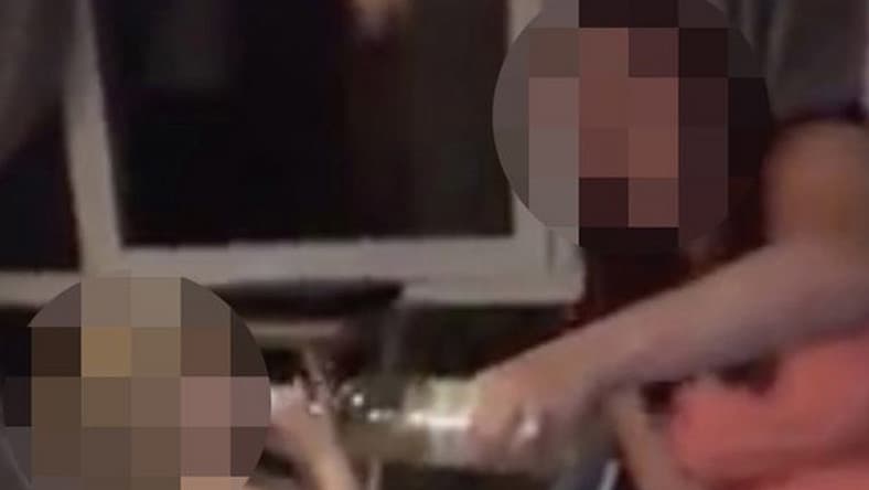 BOTRÁNY: Borosüvegből itatta gyerekét egy nő - az internetenet elszabadult a pokol (videó)