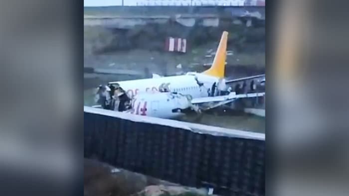 Három darabra tört egy repülőgép az isztambuli reptéren, sokan megsérültek! (VIDEÓ)