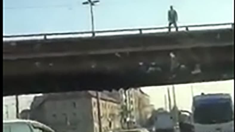 Videón, ahogy egy férfi levetette magát a felüljáróról Magyarországon (18+)