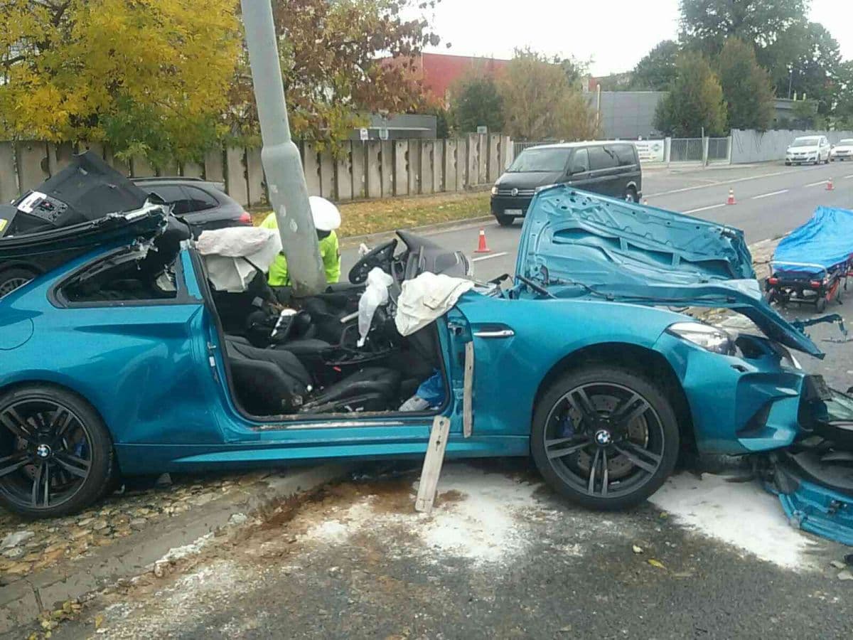 Súlyos baleset: rátekeredett a lámpaoszlopra egy BMW, a sofőrt a tűzoltók szabadították ki (VIDEÓ)