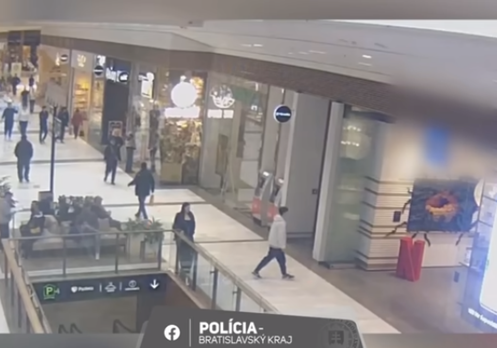 VIDEÓ: Ellopták a Netflix logóját a bevásárlóközpontban, őket keresi a rendőrség