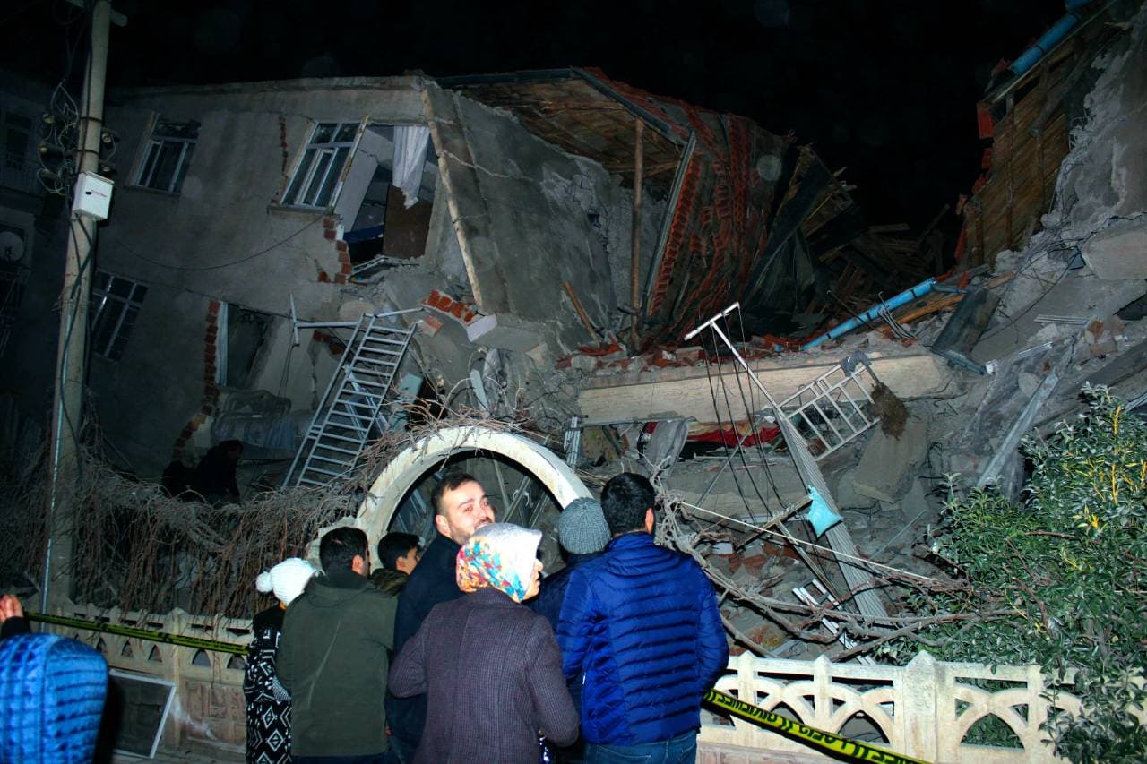 Erős földrengés rázta meg Törökországot, legalább 18-an meghaltak!