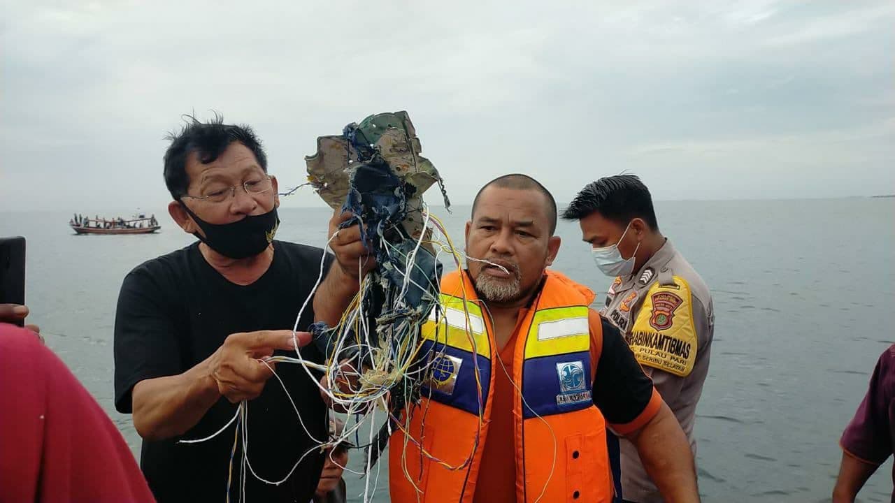 A búvárok rábukkantak a lezuhant indonéz utasszállító repülőgép roncsaira