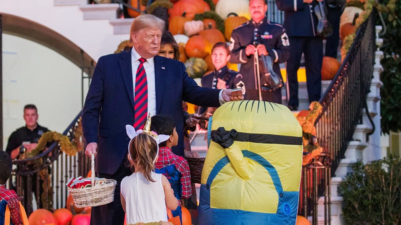 Kissé kínosra sikeredett Trump és felesége, Melania halloweeni édességosztása – VIDEÓ 