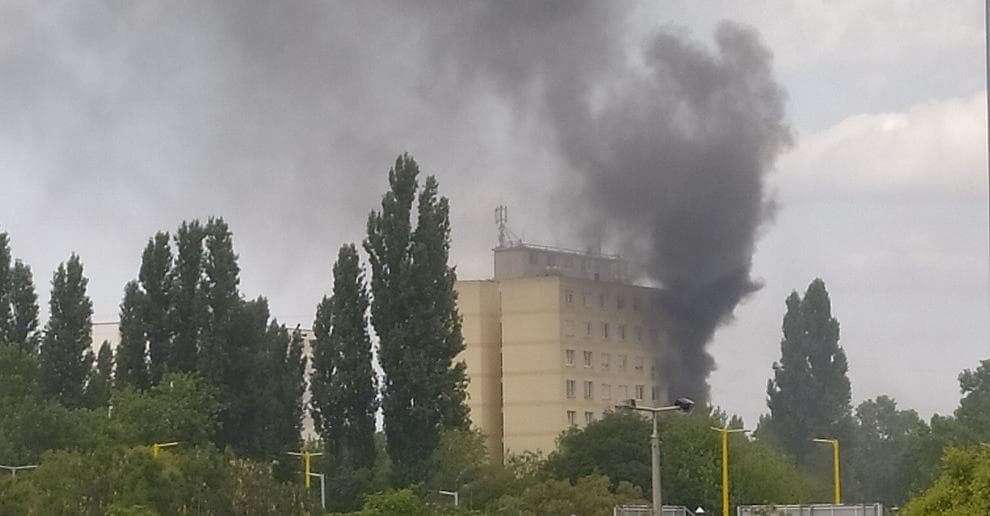 TRAGÉDIA: Tűz ütött ki egy társasház ötödik emeleti lakásában Győrben, egy ember bennégett