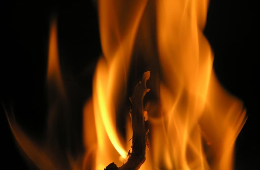 BORZALOM: A nyílt utcán felgyújtotta egy férfi a feleségét