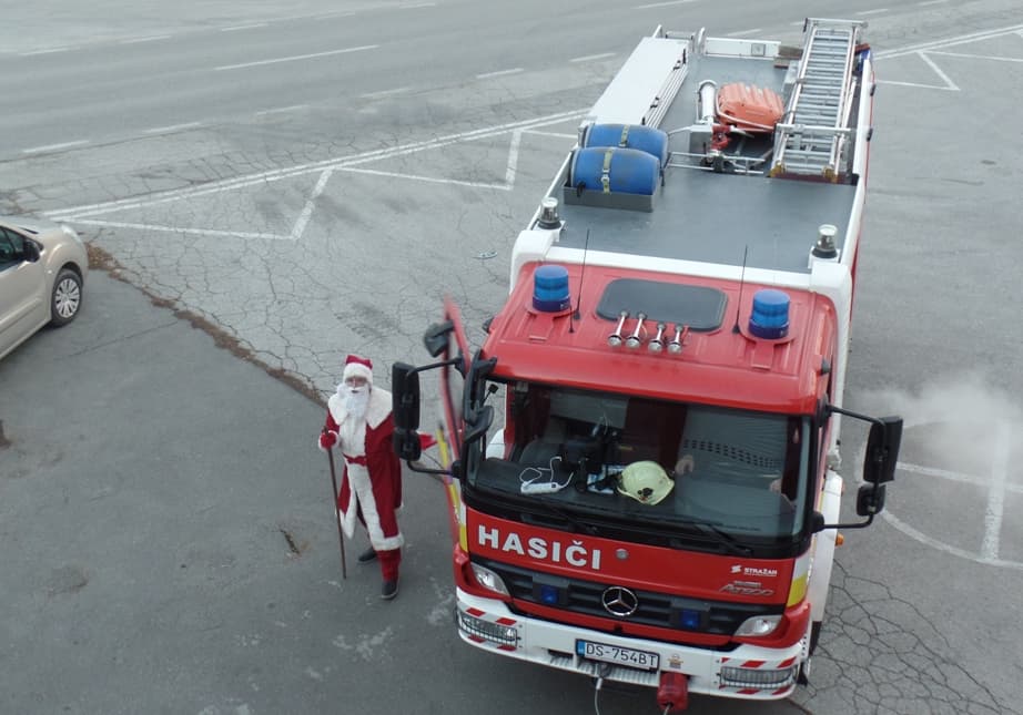 Tűzoltóautóra cserélte szánját a Télapó Dunaszerdahelyen
