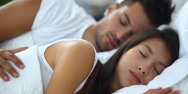Jobban alszanak a közös ágyban alvó párok