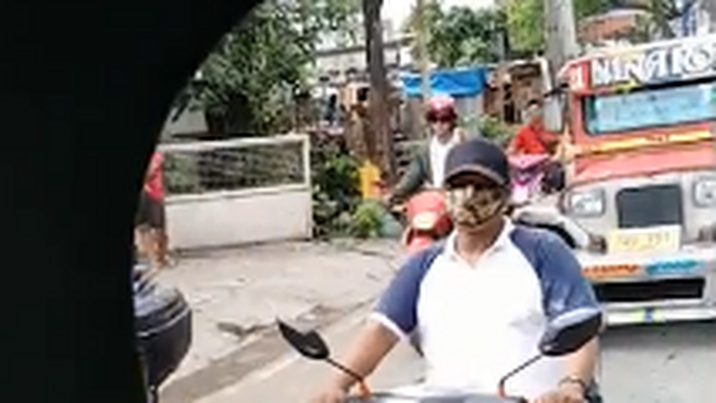 Csak lazán: kipakolt dákóval motorozott egy fickó (videó) 18+