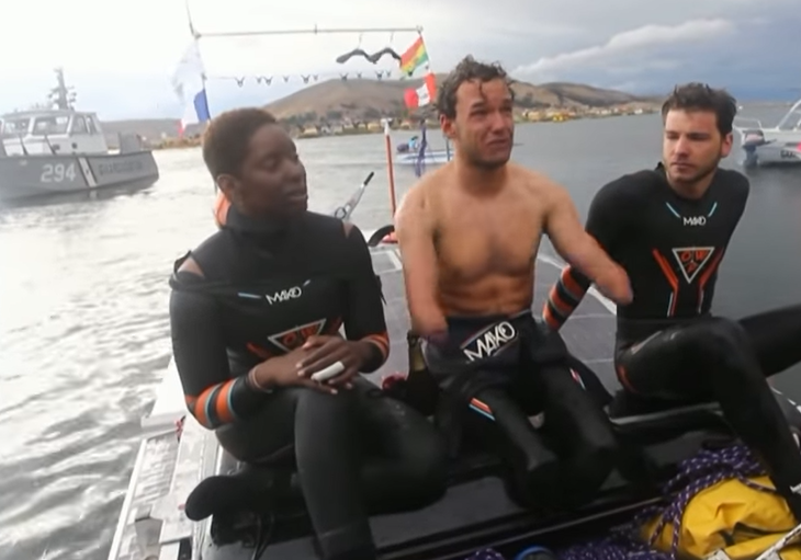Átúszta a Titicaca-tavat egy sportoló, akinek amputálták mind a négy végtagját (VIDEÓ)
