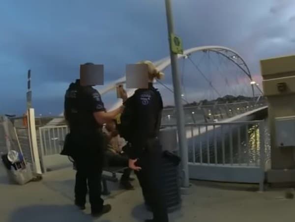 A rendőrök csak nézték, ahogy egy férfi fuldoklik a folyóban – mire úgy döntöttek, hogy tesznek valamit, már késő volt (VIDEÓ)