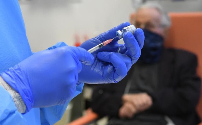 Meghalt egy 44 éves férfi, nagy a gyanú, hogy az elhalálozása összefüggésben van a koronavírus elleni vakcinával