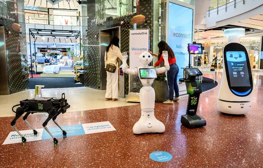Robotkutya biztatja kézfertőtlenítésre egy bangkoki bevásárlóközpont látogatóit – VIDEÓ 