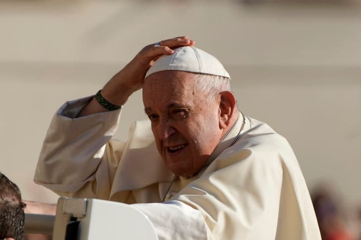 Féltik Ferenc pápa életét - az audencia végeztével képtelen volt odasétálni az őt szállító autóhoz