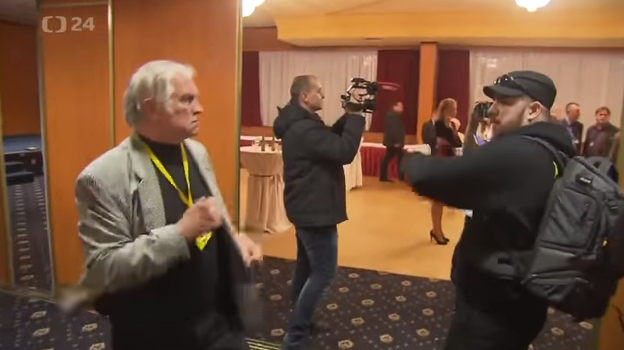 Zeman emberei lökdösték és ütötték az újságírókat (videó)