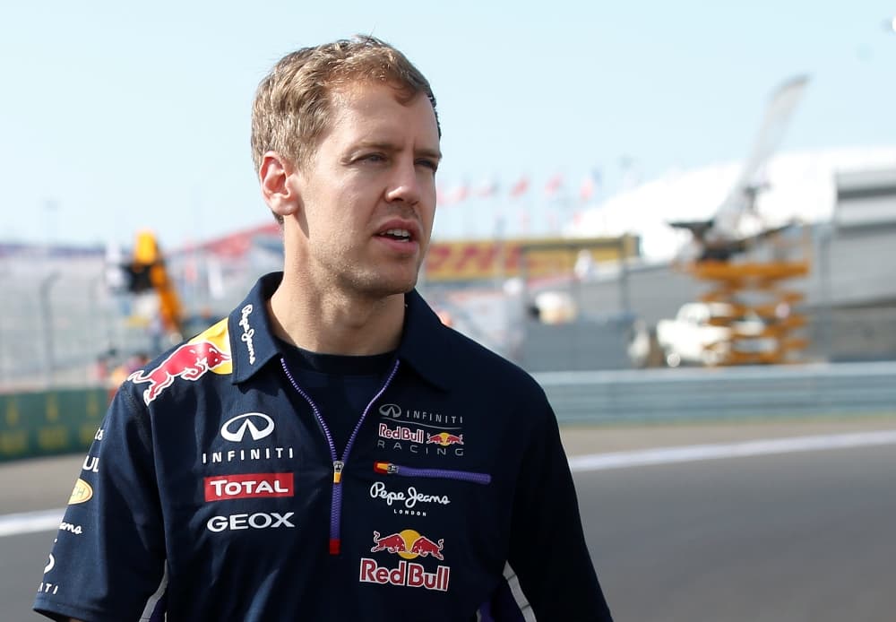 Vettel feleségével is egyeztet a Mercedes-főnök