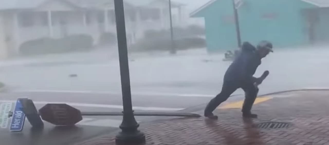 Olyan brutális hurrikán csapott le Floridára, hogy majdnem magával sodorta a meteorológust is