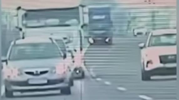 VIDEÓ: 30-cal „repesztett” egy autós az R7-esen, Dunaszerdahely felé – hamar kiderült, hogy mi a probléma