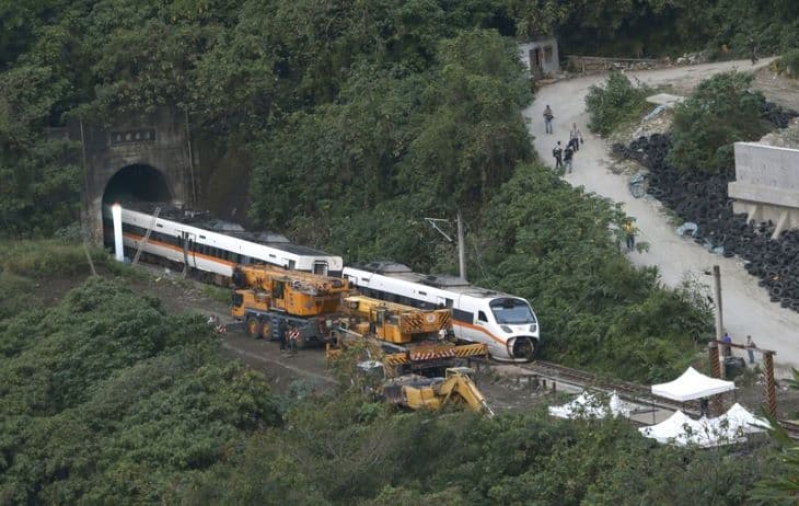 Az egyik legsúlyosabb vasúti katasztrófa áldozatait gyászolták Tajvanon