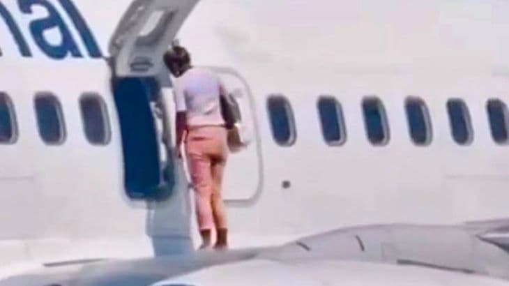 ÉSZMEGÁLL: Melege volt a nőnek, kimászott a repülőgép szárnyára (VIDEÓ)