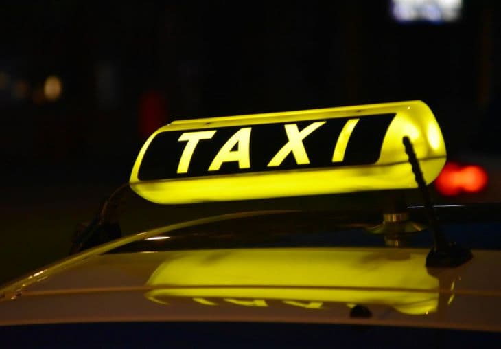 Meztelen férfi zuhant a fáról egy taxira (FOTÓ)