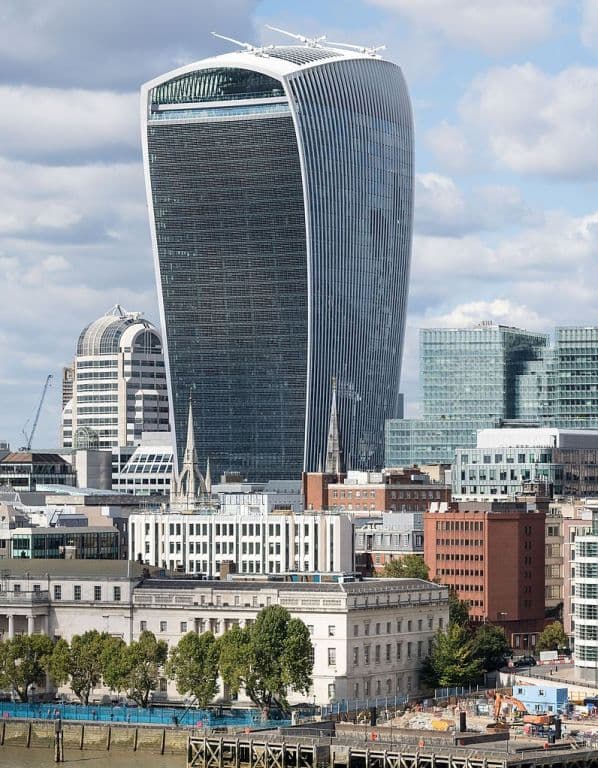 Szigorítják a felhőkarcolók építésére vonatkozó szabályokat Londonban a járókelők érdekében