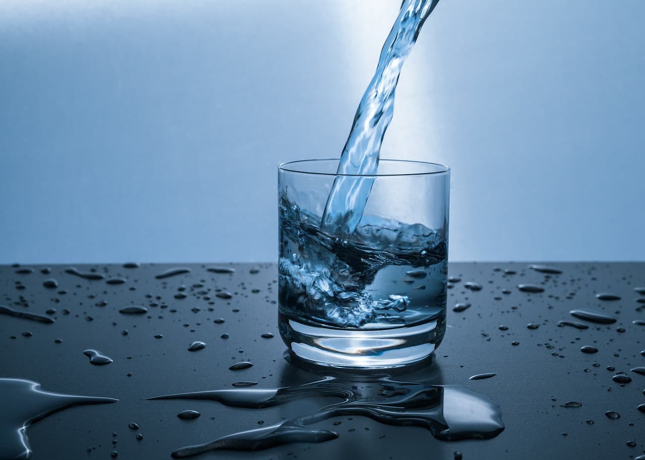 Most különösen fontos, hogy elegendő vizet igyunk, de korántsem mindegy, hogy milyet – van egy remek tippünk!