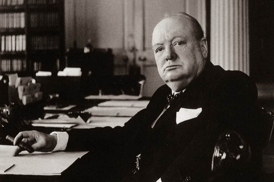 A becsült ár kétszereséért kelt el Winston Churchill bársonypapucsa