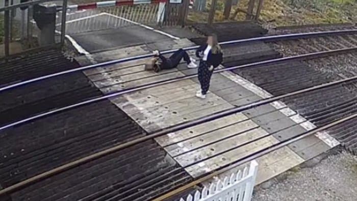 VÉRFAGYASZTÓ: A síneken fekve játszott a mobiljával a fiatal lány