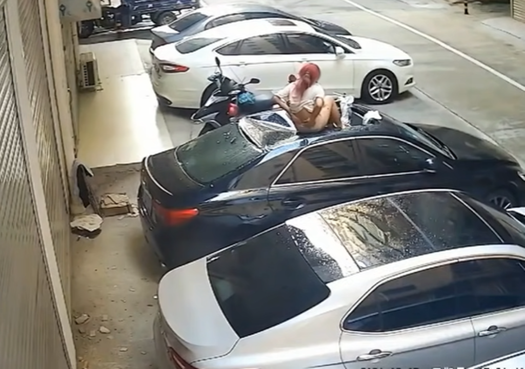 Erkélyen szexelt a fiatal pár, amikor a nő félmeztelenül rázuhant egy autóra (VIDEÓ)